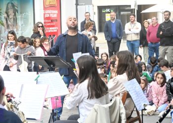 Un centenar de alumnos del Conservatorio Municipal participan en la actividad “Música en la calle”