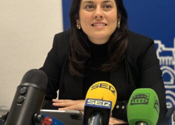 Jiménez lamenta que la falta de previsión y un transporte público ineficaz proyecten una imagen de «caos y abandono» el próximo puente