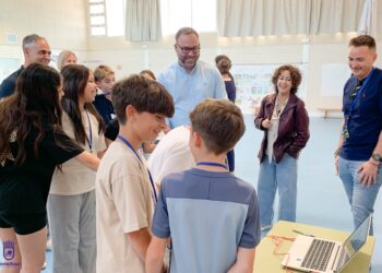 Javier Navarro destaca en el CEIP Maternidad el valor educativo e integrador del programa Erasmus+