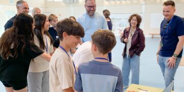 Javier Navarro destaca en el CEIP Maternidad el valor educativo e integrador del programa Erasmus+