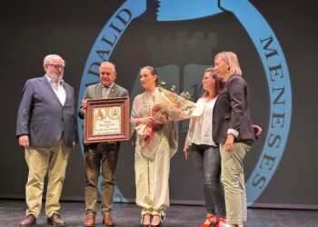 El alcalde entrega el premio Adalid Meneses a Triana Ramos