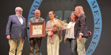 El alcalde entrega el premio Adalid Meneses a Triana Ramos