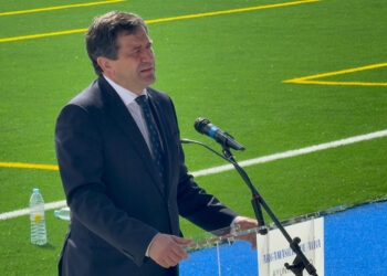 Valverde destaca en la inauguración del nuevo césped del campo de fútbol de Argamasilla de Alba los más de dos millones de euros que la institución ha invertido en la localidad