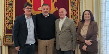 Dolz recibe a los directores saliente y entrante del Centro Penitenciario, Jesús Javier Mora y Jesús Martín.