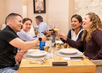 Más de cincuenta comensales disfrutan en el restaurante 5 sentidos de otra cena con sabor a Cuenca
