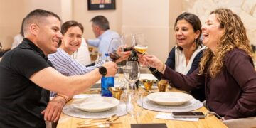 Más de cincuenta comensales disfrutan en el restaurante 5 sentidos de otra cena con sabor a Cuenca