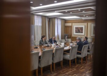 El Gobierno traslada al presidente de Canarias que el buque del hantavirus fondeará y no atracará