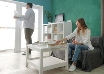 En España, una persona necesita ahorrar 11 años el 20% de su salario para pagar la entrada de una vivienda