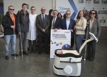 Fundación ONCE prueba en el Hospital Marqués de Valdecilla uno de sus robots de asistencia a personas con discapacidad