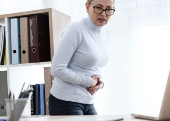 La enfermedad de Crohn y la colitis ulcerosa también impactan en la salud mental, el trabajo y las relaciones personales