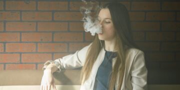 Especialistas en cáncer de pulmón alertan de que España está a la cabeza de Europa en ‘vapeo’ adolescente