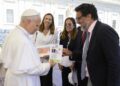 León XIV recibe una copia del Cuponazo que dedicará la ONCE a su visita a España