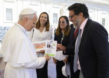León XIV recibe una copia del Cuponazo que dedicará la ONCE a su visita a España