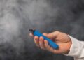 Sociedades médicas alertan de los riesgos de usar vapeadores y cigarrillos electrónicos