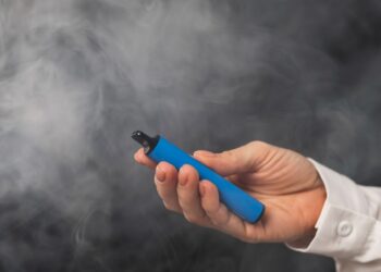 Sociedades médicas alertan de los riesgos de usar vapeadores y cigarrillos electrónicos