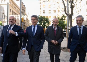 Feijóo arranca su campaña en Cataluña y el País Vasco a la caza del voto antisanchista de Junts y el PNV