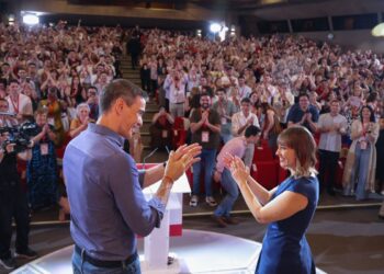 La líder de las Juventudes del PSOE advierte a los «pijos de salón que desprecian al pueblo» que los socialistas «no bajan los brazos»