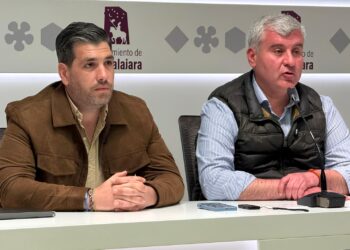 El PSOE de Alberto Rojo avala el cierre de Correos y se esconde ante la ZBE