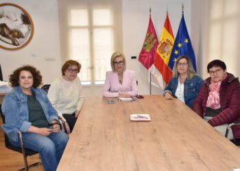 El Gobierno regional apoya a la nueva asociación ‘La Fuente del Abanico’ en su labor de promoción del arte de los bolillos