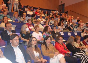 El Gobierno de García-Page refuerza su compromiso con los pacientes de fibromialgia y fatiga crónica con más recursos, visibilidad y apoyo