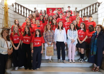 Rosa Melchor recibe en el Ayuntamiento de Alcázar de San Juan al alumnado de intercambio procedente del colegio parisino La Bruyère Sainte-Isabelle