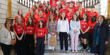 Rosa Melchor recibe en el Ayuntamiento de Alcázar de San Juan al alumnado de intercambio procedente del colegio parisino La Bruyère Sainte-Isabelle