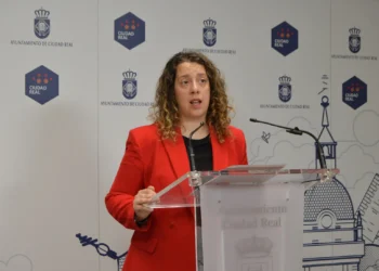 Más de 200 personas esperan ayuda a domicilio mientras Cañizares recorta el servicio