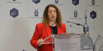 Más de 200 personas esperan ayuda a domicilio mientras Cañizares recorta el servicio