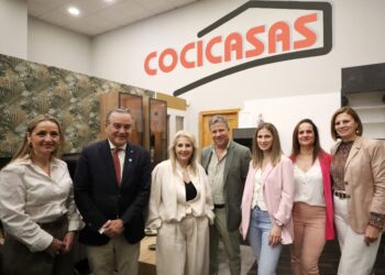 Gregorio continúa su ronda de visitas a empresas y comercios de Talavera con Cocicasas y TD Sport