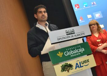 González subraya que el Ciclo de Conferencias de ALUEX hace frente a la desinformación y la soledad no deseada mediante “conocimiento de calidad”