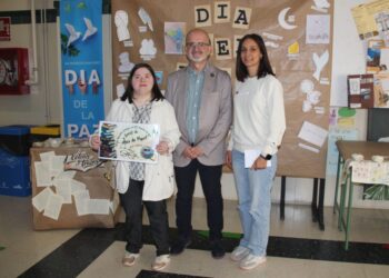 El IES Modesto Navarro dona 400 euros a la asociación Alas de Papel