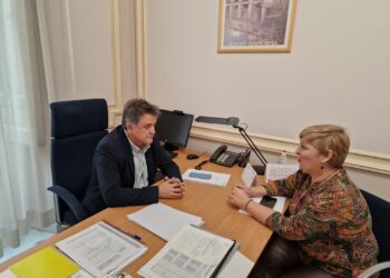 Leopoldo Sierra analiza la situación de Los Pozuelos de Calatrava con la portavoz popular municipal, Ana Hidalgo