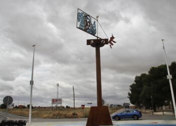 El legado de Isidro Parra queda inmortalizado en Alcázar con la inauguración de su veleta en la rotonda del cementerio