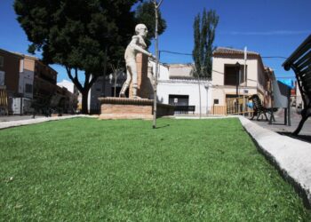 El Ayuntamiento renueva el jardín de Santa Ana
