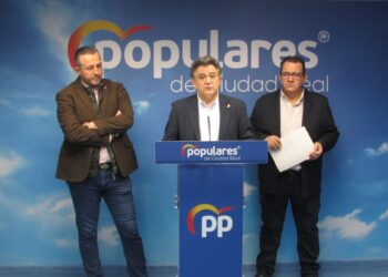El PP de la Diputación pide explicaciones a Caballero por el envío de mantas a mayores con fondos públicos y las irregularidades en las oposiciones a bomberos