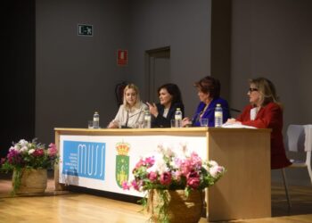 Carmen Calvo defiende en Hellín que «el feminismo es democracia» en la presentación de su libro Nosotras