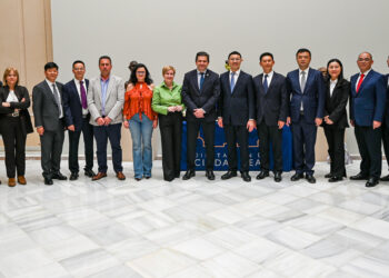 El teniente de alcalde de la municipalidad de Luzhou le traslada a Valverde su interés por difundir la potencialidad agroalimentaria que acredita la provincia de Ciudad Real