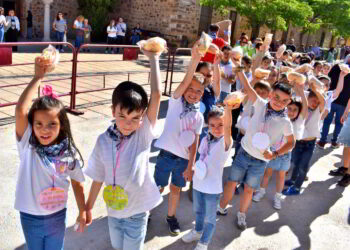 Los escolares de Puertollano abren la fiesta del Santo Voto con la recogida de panecillos