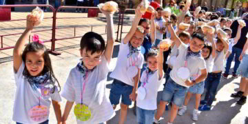 Los escolares de Puertollano abren la fiesta del Santo Voto con la recogida de panecillos