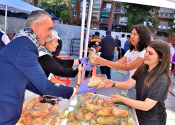 La fiesta del Santo Voto entra de lleno con el masivo reparto de pan bendecido