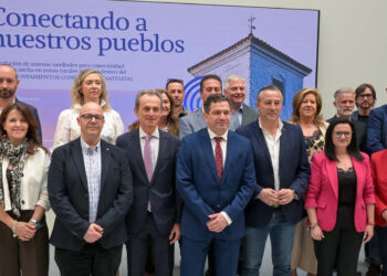 Valverde impulsa un proyecto pionero en España de conectividad satelital para garantizar el derecho a la comunicación digital en toda la provincia