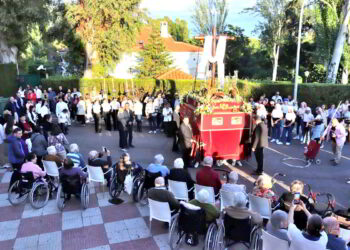 «El Capirote» lleva la cruz de mayo por las calles de El Poblado