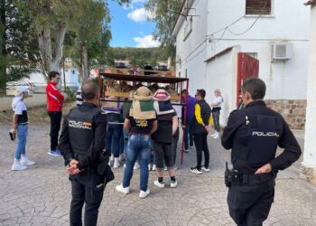 Los jóvenes costaleros de la Cruz de Mayo de «El Capirote» dedican una levantá a la Policía Nacional