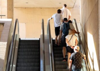 Las escaleras mecánicas ya están en funcionamiento tras su reparación provisional para facilitar el acceso al Casco Histórico