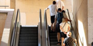 Las escaleras mecánicas ya están en funcionamiento tras su reparación provisional para facilitar el acceso al Casco Histórico