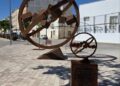 La Roda amplía su museo de arte en la calle con la escultura ‘Tránsito incierto’, de Ernesto Knorr