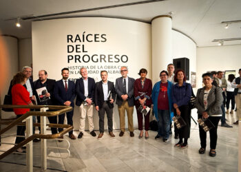 Manuel Serrano destaca que la exposición ‘Raíces del Progreso’ “pone en valor el esfuerzo de una ciudad que ha sabido crecer, modernizarse y generar oportunidades para sus vecinos”