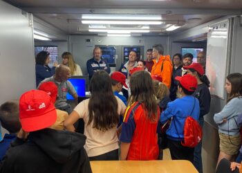 El Colegio de Educación Infantil y Primaria ‘Villa de Quer’ ha recibido hoy la visita del Servicio de Emergencias 1-1-2 de Castilla-La Mancha