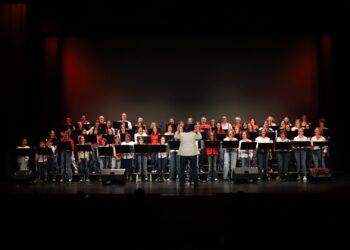El coro de la Escuela de Música volvió a brillar en la gala solidaria de Cruz Roja