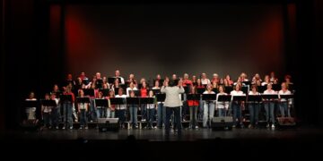 El coro de la Escuela de Música volvió a brillar en la gala solidaria de Cruz Roja